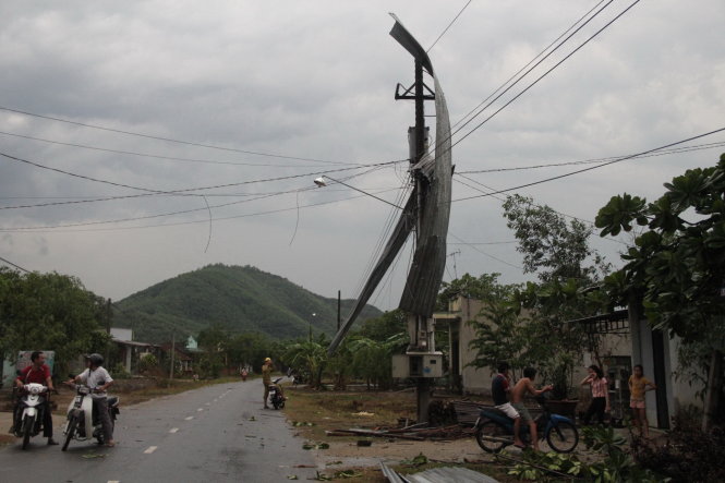 [-]Lốc[-]xoáy[-]cuốn[-]tung[-]mái[-]hơn[-]100[-]nhà[-]dân